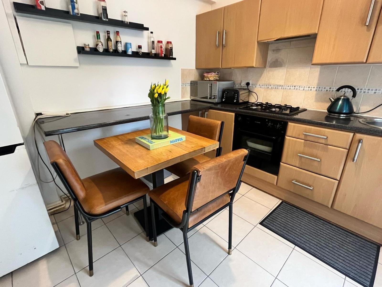 Charming 1-Bedroom Apartment Southfields, London Kültér fotó